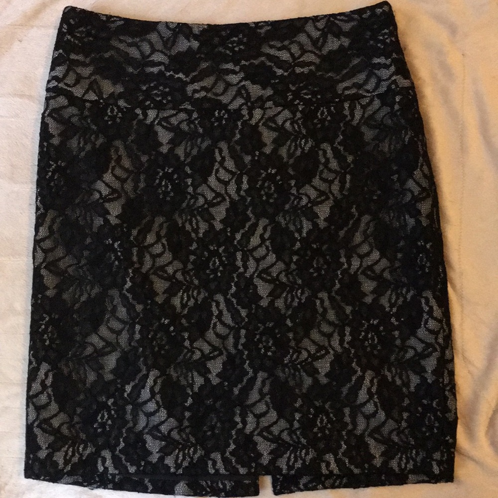 The limited size 2 lace detail skirt.